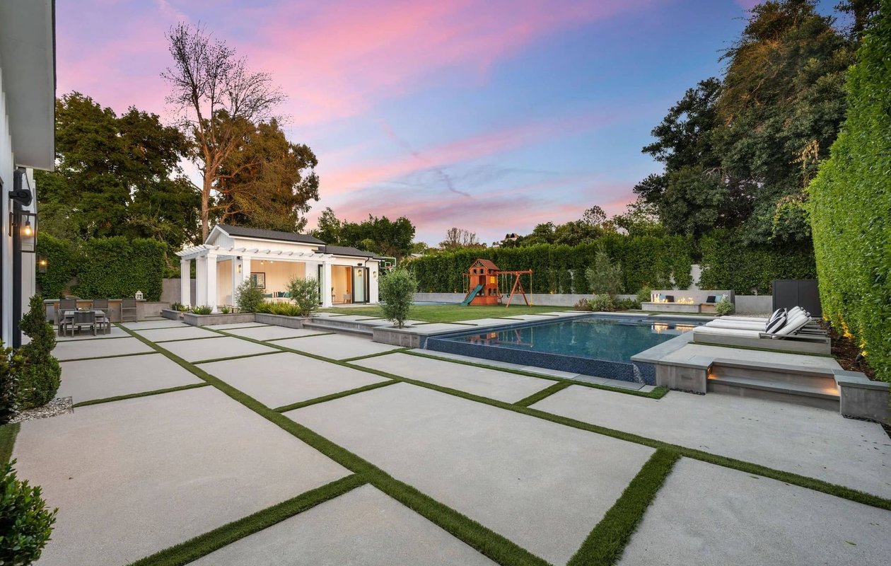 beautiful backyard done with concrete finishing